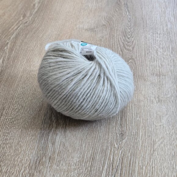 Happy Sheep 100% Wool Yarn 100g Light Grey Worsted Weight 175 yds New With Tags - Picture 5 of 7